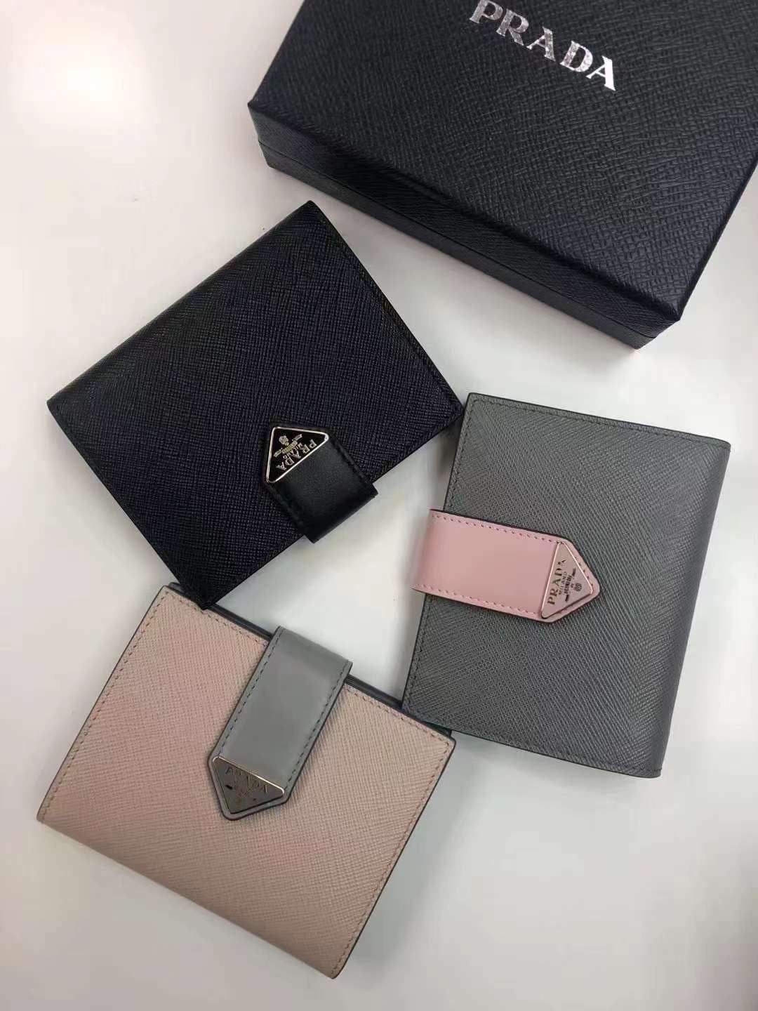 Prada Saffiano Wallet 扣式雙摺零錢短夾/600E620 🉐21800🏷️