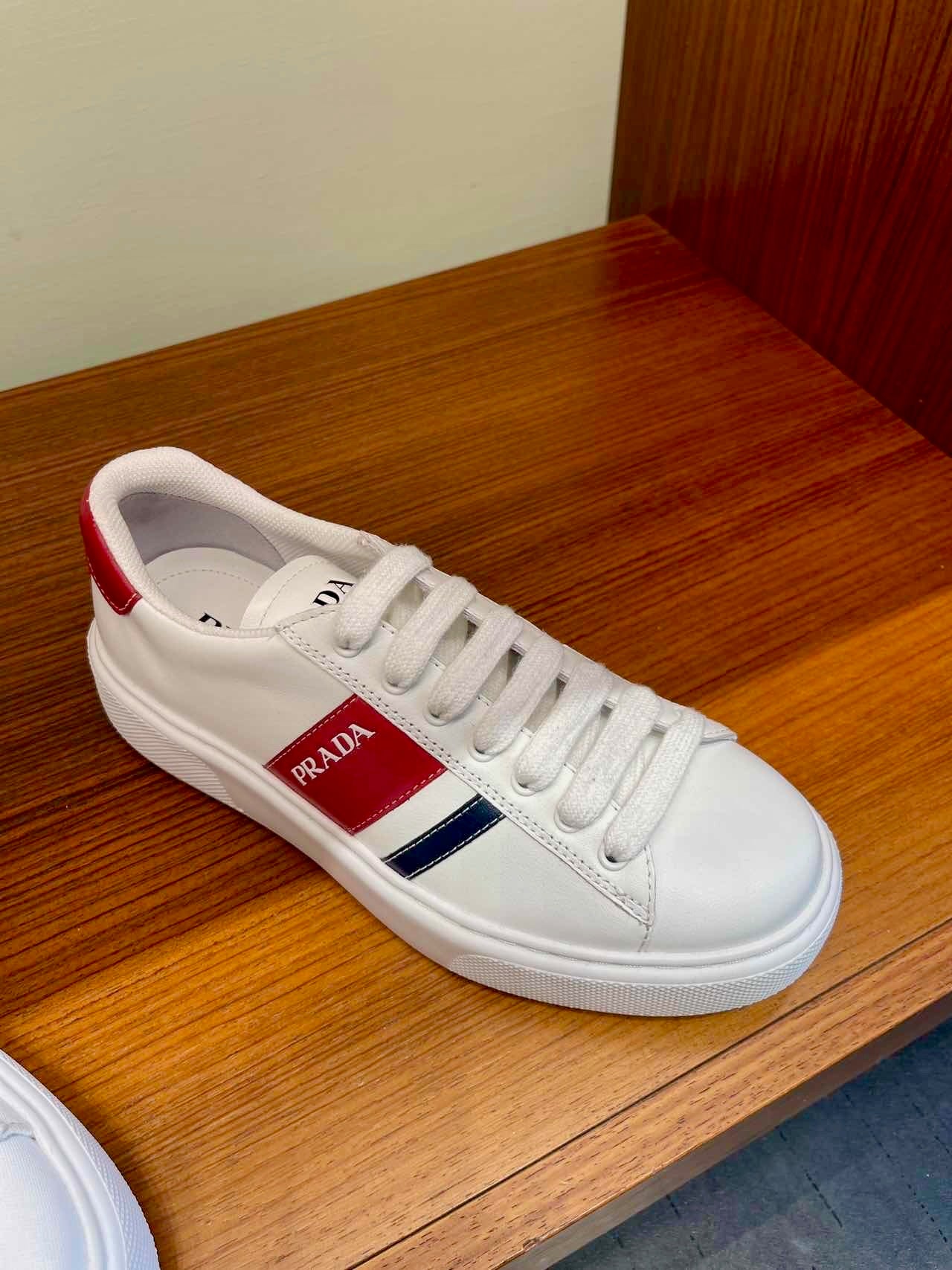 @Prada Trainers 側標小白鞋/750P375 🔔限時折🉐17880