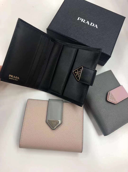 Prada Saffiano Wallet 扣式雙摺零錢短夾/600E620 🉐21800🏷️