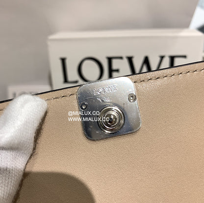 *現貨*Loewe▪️ Anagram Vertical S 小款三折短夾-沙色/495🉐18800