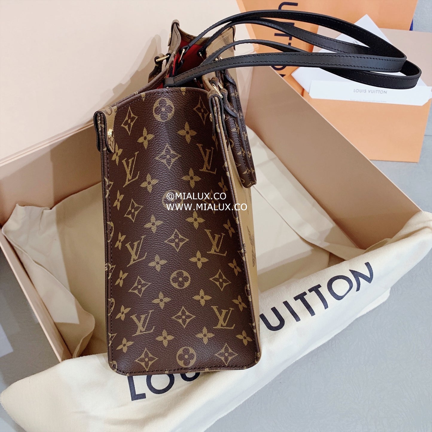 LV OnTheGo MM 中款拼色托特包/2250 ✨🉐91000