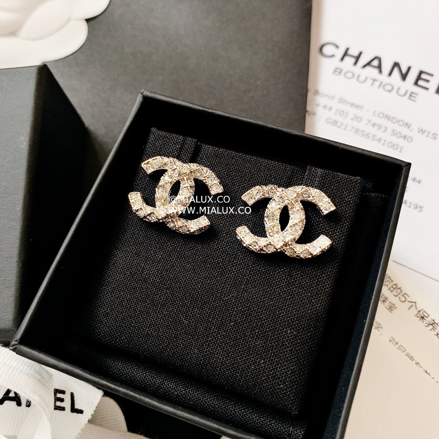 CHANEL✨ CC GOLDEN CRYSTAL WAVY METAL EARRINGS 編織立體鑽耳針 AB5208 -