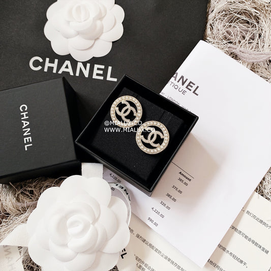 CHANEL✨ CC IMITATION PEARL DIAMANTE EARRINGS 大圈珍珠耳針 A99071 -