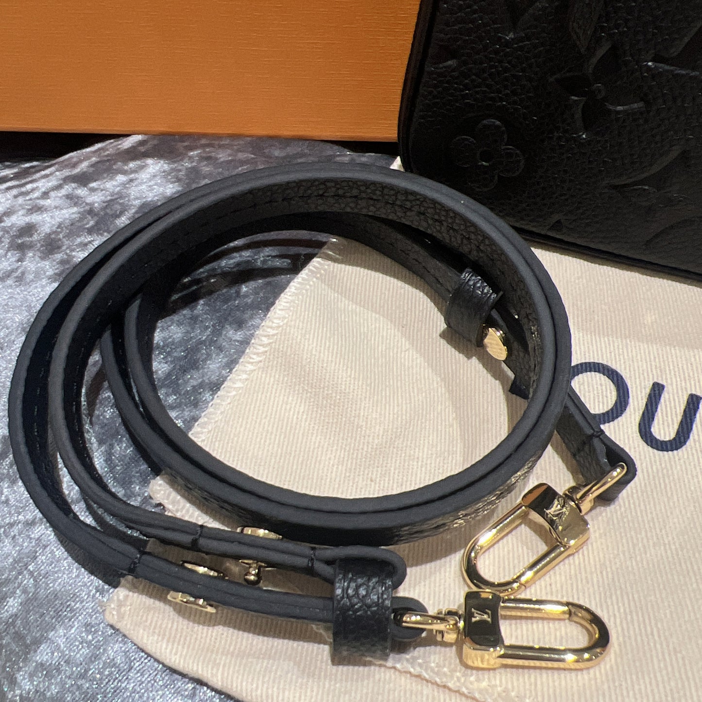 LV Easy Pouch On Strap 壓紋牛皮肩包/1280 ✨🉐53480