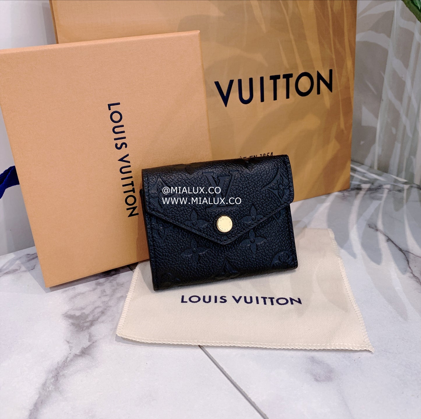 LV Victorine 壓紋牛皮信封短夾/505 ✨🉐22210