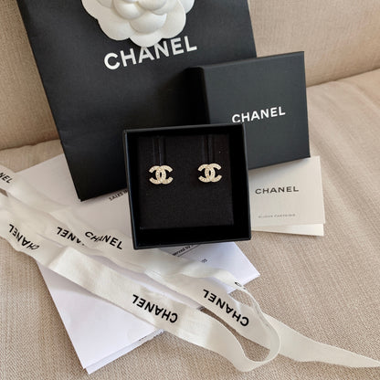 CHANEL✨ CC GOLD METAL EARRINGS 經典金色排鑽迷你耳針 -