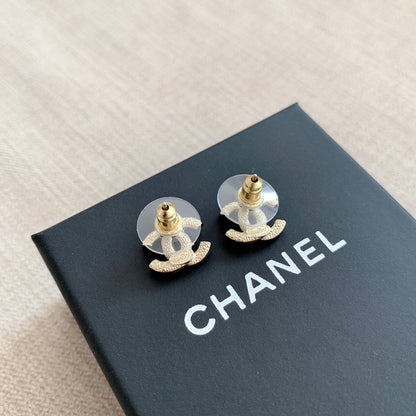 CHANEL✨ CC GOLD METAL EARRINGS 經典金色排鑽迷你耳針 -