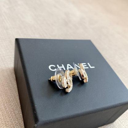 CHANEL✨ CC GOLD METAL EARRINGS 經典金色排鑽迷你耳針 -