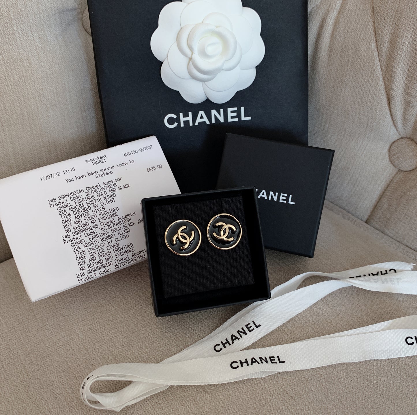 CHANEL✨ CC HOOP GOLD AND BLACK METAL EARRINGS 圓黑底雙C金字耳針 AB8764 -