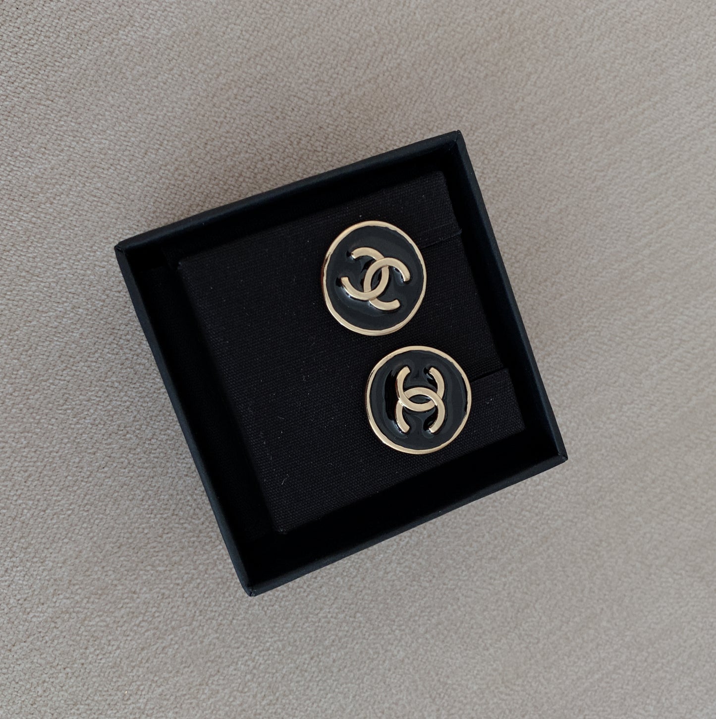 CHANEL✨ CC HOOP GOLD AND BLACK METAL EARRINGS 圓黑底雙C金字耳針 AB8764 -