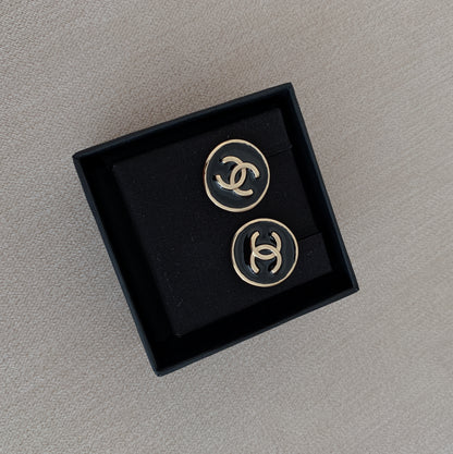 CHANEL✨ CC HOOP GOLD AND BLACK METAL EARRINGS 圓黑底雙C金字耳針 AB8764 -