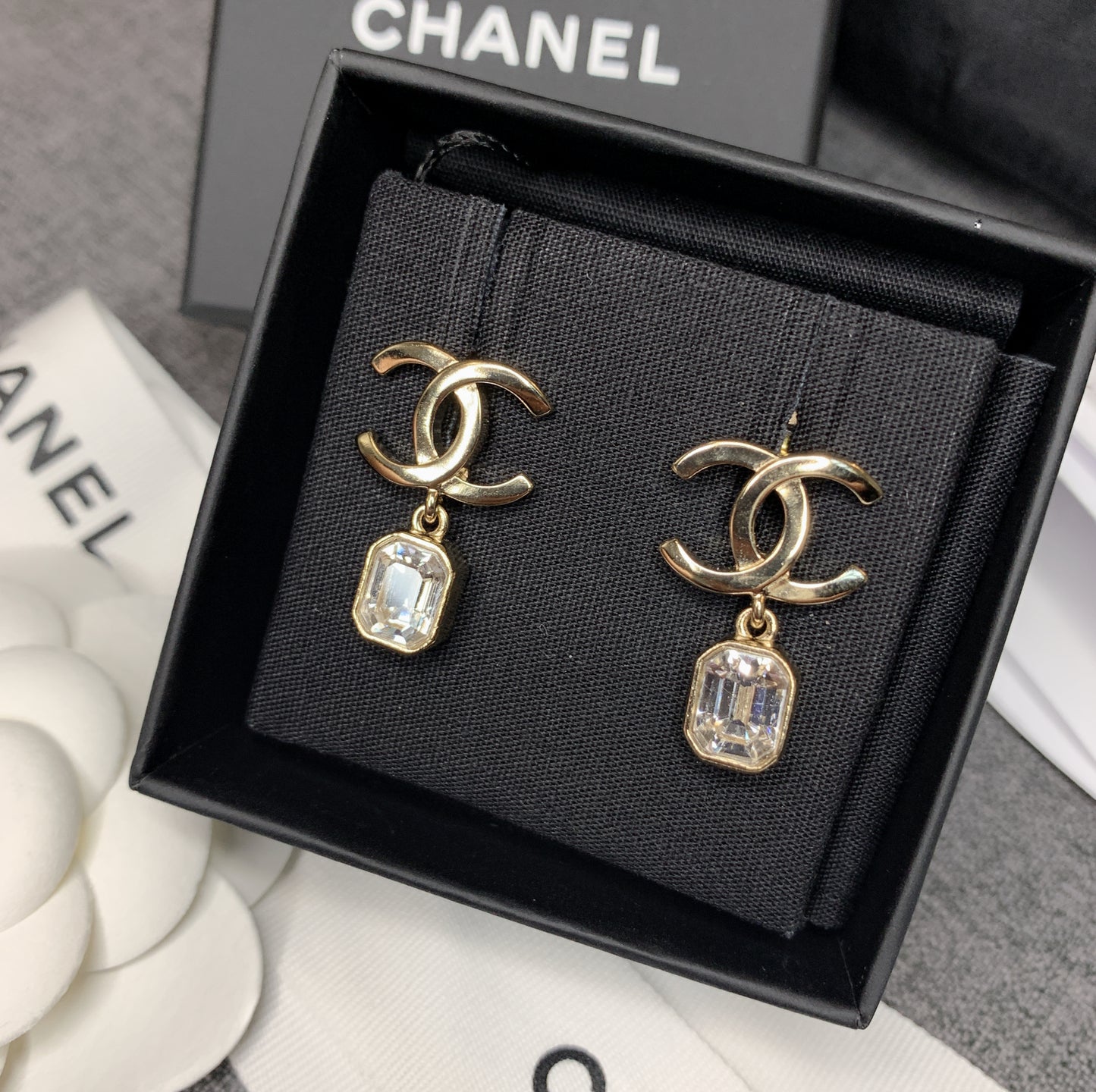 CHANEL✨ GOLD CC CRYSTAL PENDANT EARRINGS 方形水晶垂墜耳環 AB9313 -