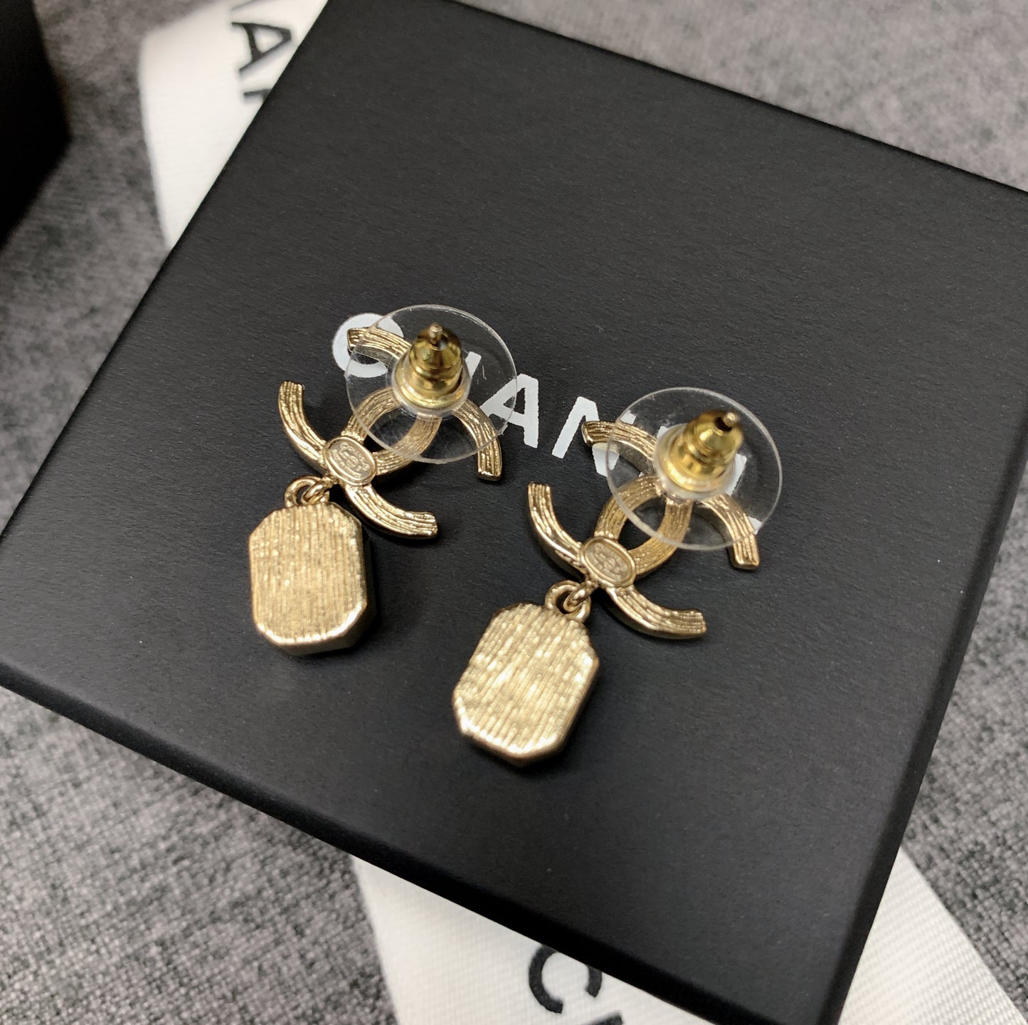 CHANEL✨ GOLD CC CRYSTAL PENDANT EARRINGS 方形水晶垂墜耳環 AB9313 -