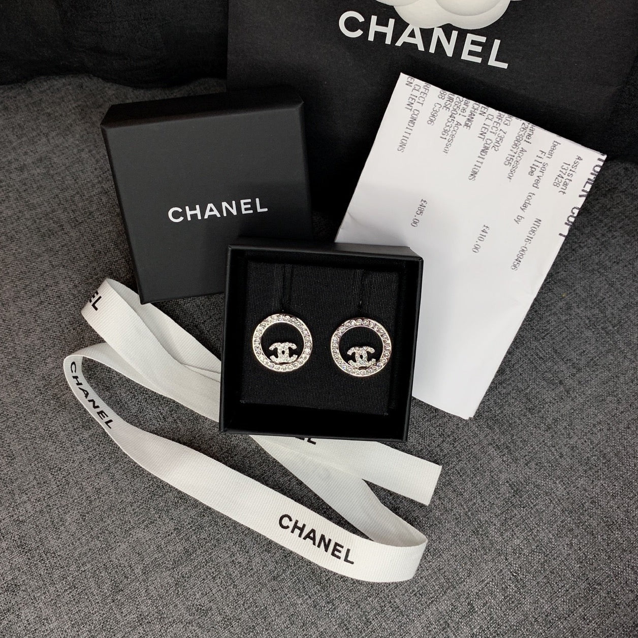 CHANEL✨| CC SILVER CIRCLE METAL AND CRYSTAL EARRINGS 圓圈簍空鑲鑽耳環 A9656 -