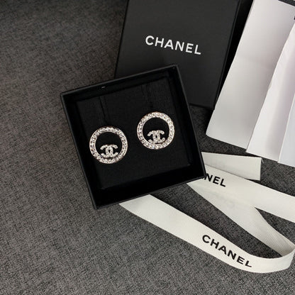 CHANEL✨| CC SILVER CIRCLE METAL AND CRYSTAL EARRINGS 圓圈簍空鑲鑽耳環 A9656 -