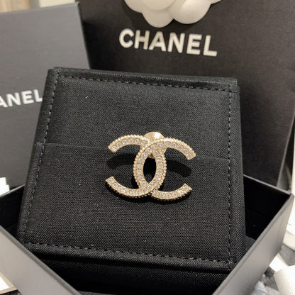 CHANEL✨ CC GOLD SHINING METAL BROOCH 亮金細CC胸針 -