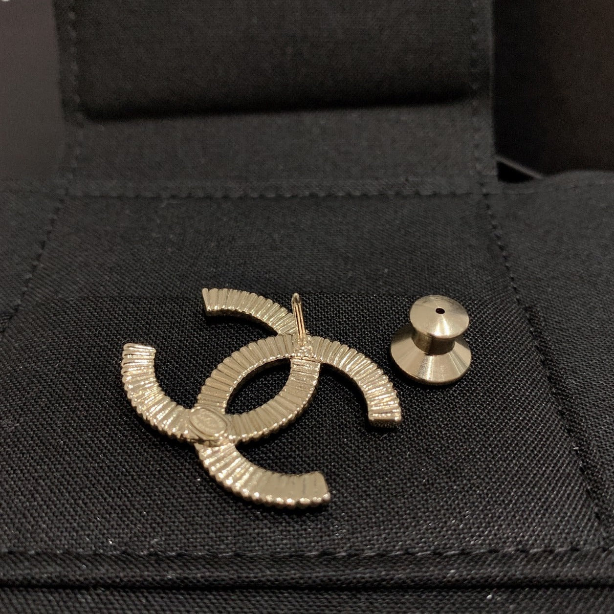 CHANEL✨ CC GOLD SHINING METAL BROOCH 亮金細CC胸針 -