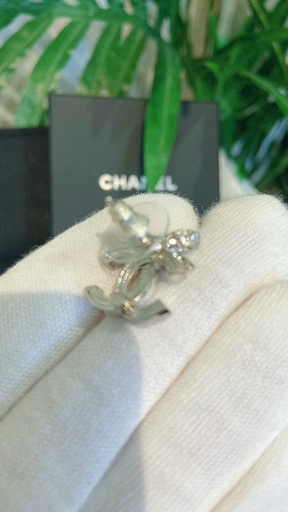 CHANEL✨| CC BOW METAL EARRINGS SILVER 蝴蝶結雙C水鑽耳環 ABA922 -