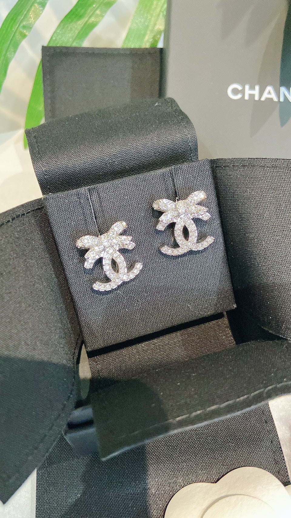 CHANEL✨| CC BOW METAL EARRINGS SILVER 蝴蝶結雙C水鑽耳環 ABA922 -