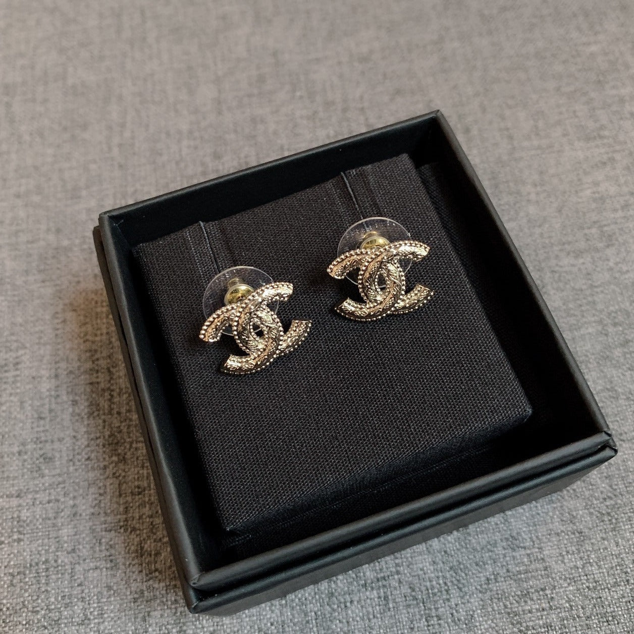 CHANEL✨ CC GOLD METAL EARRINGS 雙C金屬耳環 AB9702 -