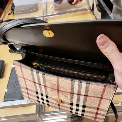 ❌@Burberry Haymarket Check 小款格紋拼皮翻蓋包/P485 🔥下殺🉐22830