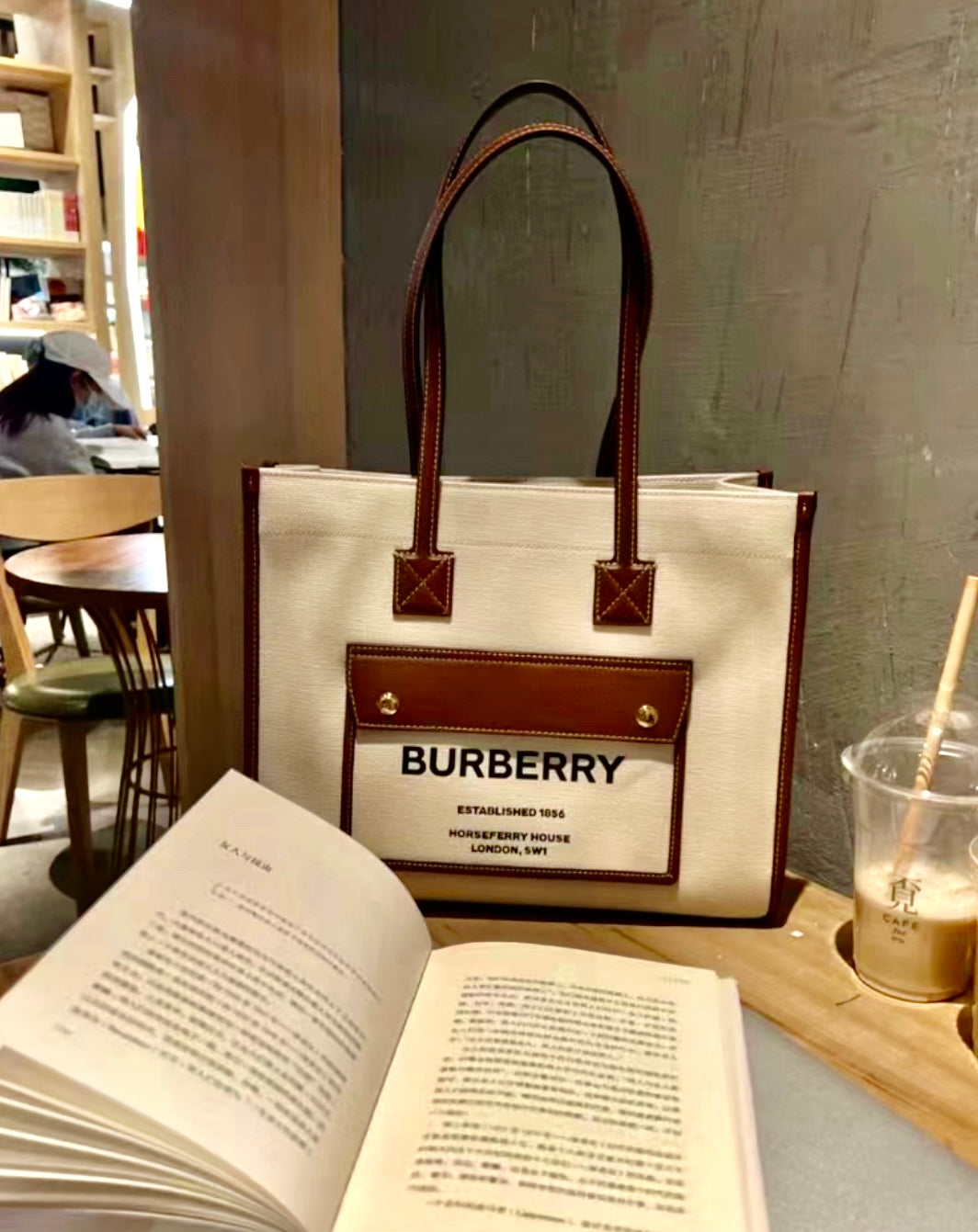 Burberry Freya M 中托特包-白/1090C814 ㊙️折扣🉐34370💰