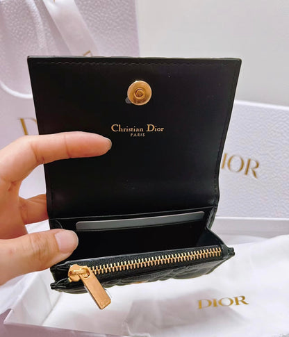 Dior Caro Glycine 牛皮翻蓋卡包/420E460 🉐15500🇪🇺🏷