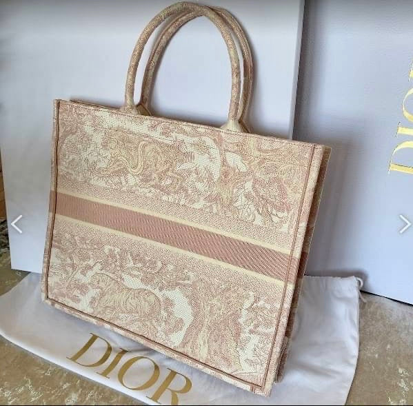 Dior▪️Book Tote M 中款刺繡托特包/2500E2700 🉐95500🇪🇺