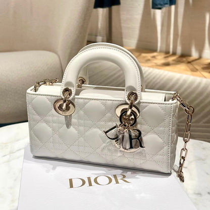 Dior▪️Lady D-Joy S 小款橫版漆皮黛妃包/3800E4200 🉐148000🇪🇺