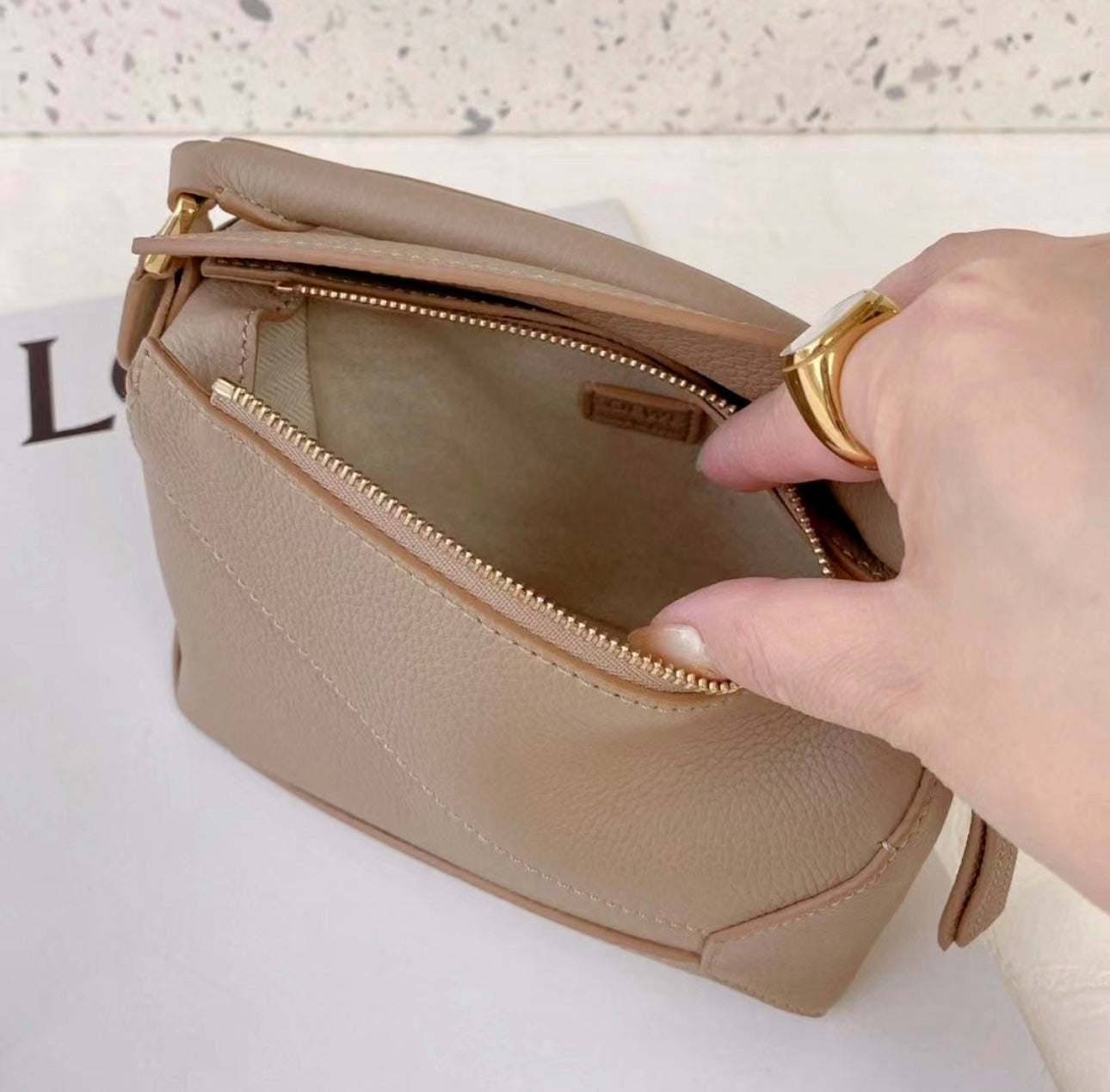 Loewe▪️Puzzle Bag Mini 軟粒面牛皮拼圖包/1900H1710 💚折扣🉐69800