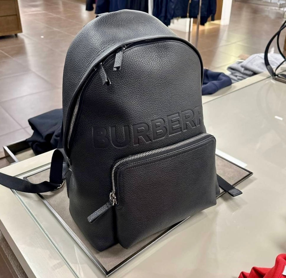 @Burberr Embossed Logo 男女款壓印牛皮後背包/P670 🔥下殺🉐31150