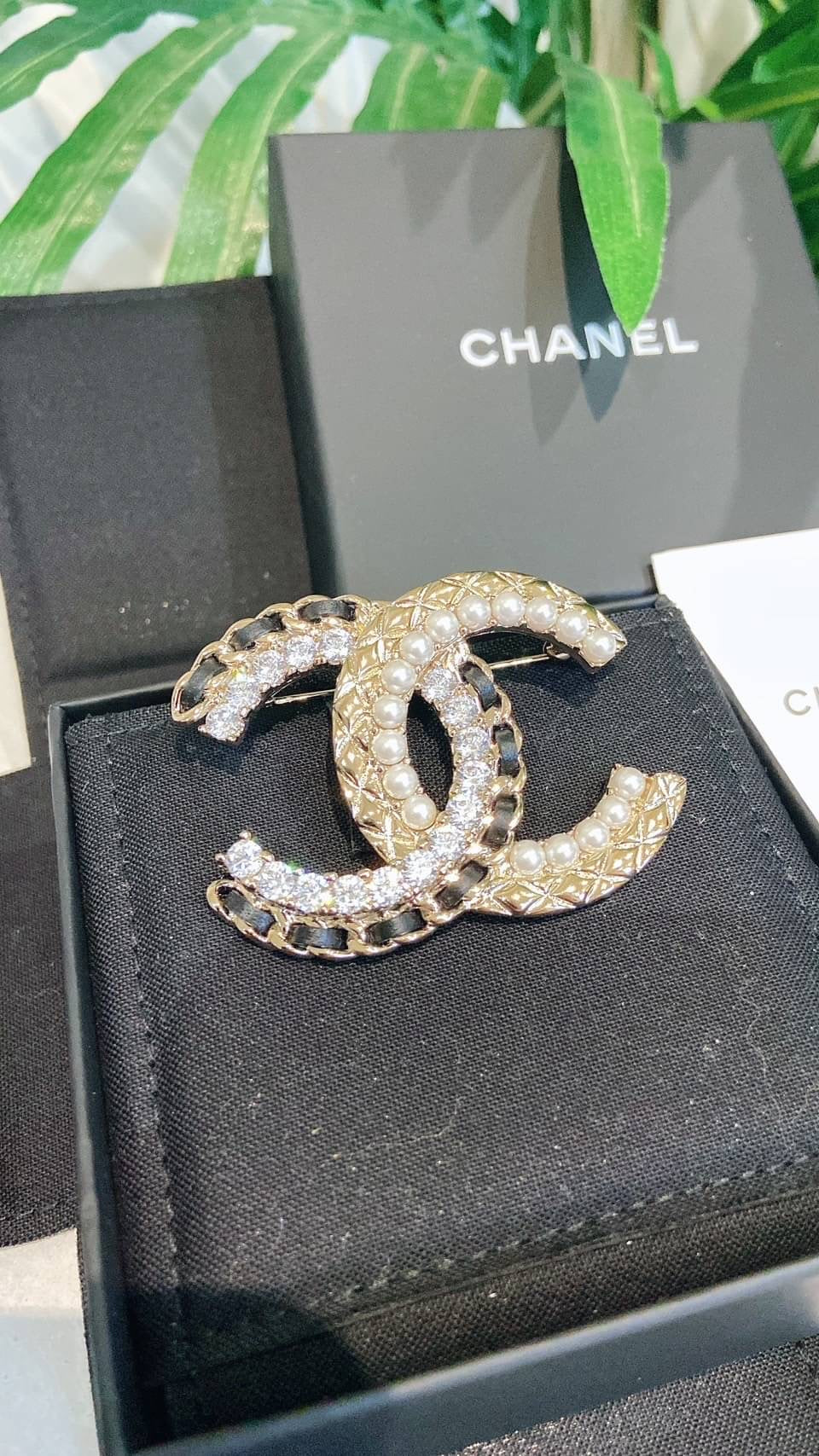 *現貨* CHANEL CC METAL BROOCH 雙C金銀水鑽皮革胸針/680