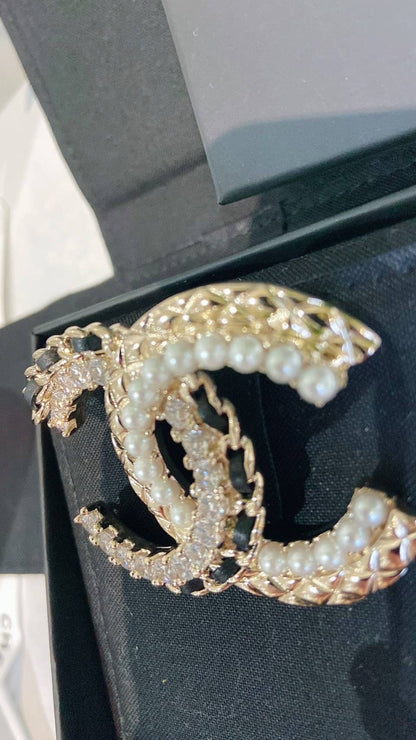 *現貨* CHANEL CC METAL BROOCH 雙C金銀水鑽皮革胸針/680