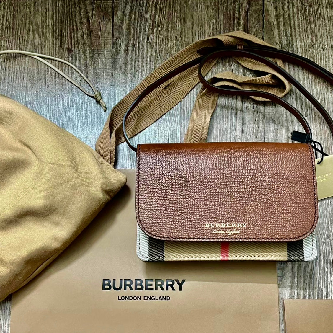 @Burberry▪️Hampshire 格紋拼色WOC翻蓋包/690P485 🔥折上六折🉐13900