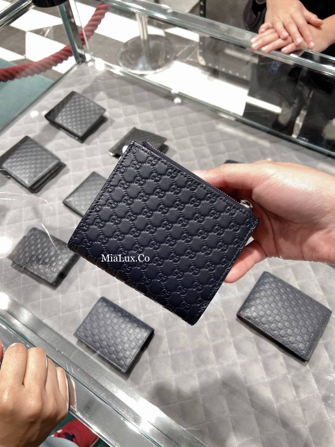 @Gucci Embossed Wallet 男女款壓紋六卡短夾/P230