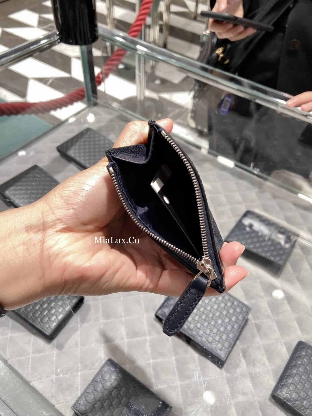 @Gucci Embossed Wallet 男女款壓紋六卡短夾/P230