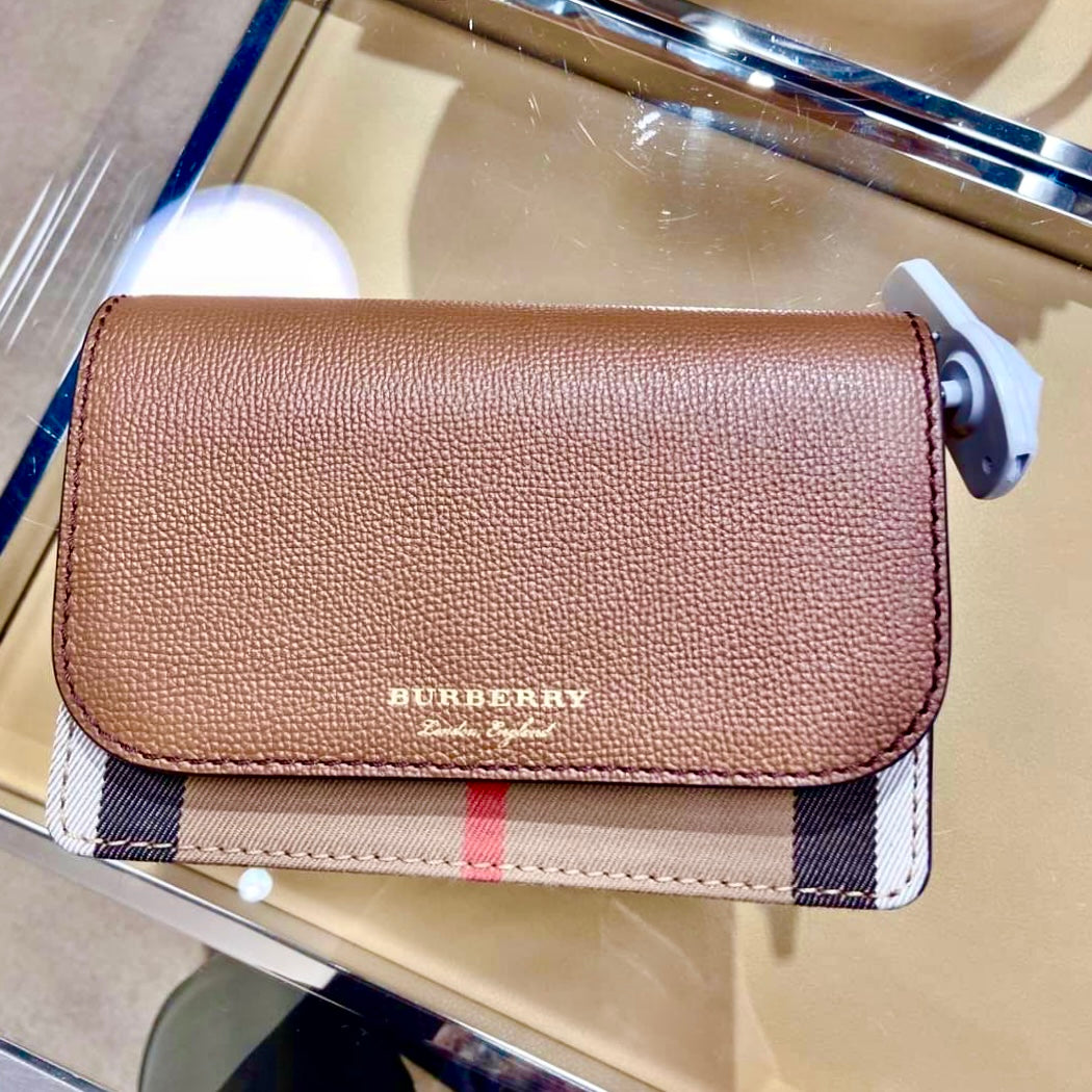 @Burberry▪️Hampshire 格紋拼色WOC翻蓋包/690P485 🔥折上六折🉐13900