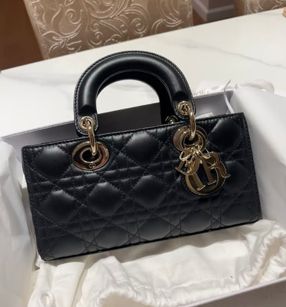 Dior▪️Lady D-Joy S 小款橫版漆皮黛妃包/3800E4200 🉐148000🇪🇺