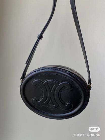 Celine▪️CUIR TRIOMPHE OVAL 大款月餅包/1450E1500 🉐53500🇪🇺