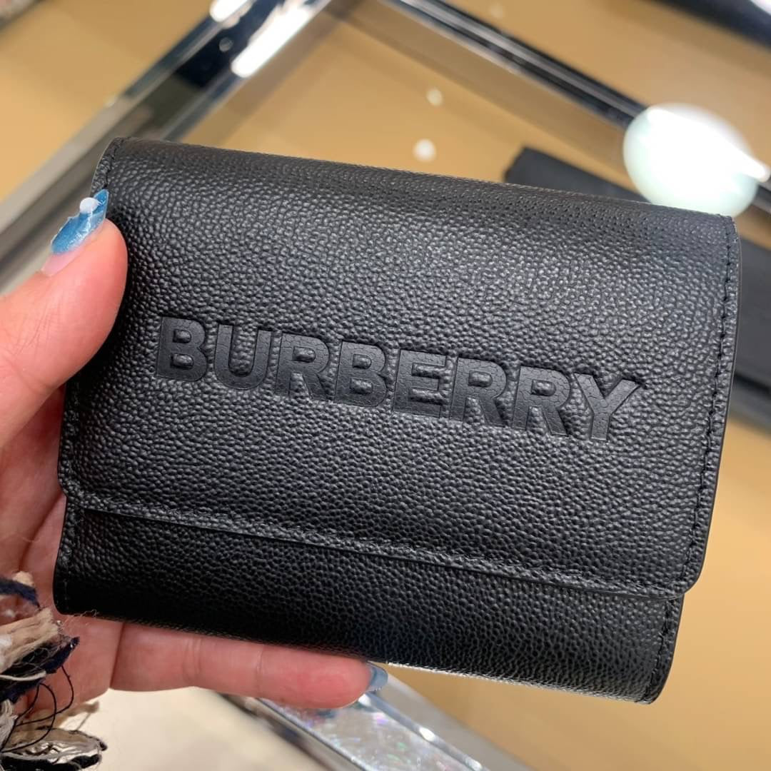 @Burberry Luna Embossed Logo 壓印雙開翻蓋短夾/400P280 🔥折上七折🉐9980