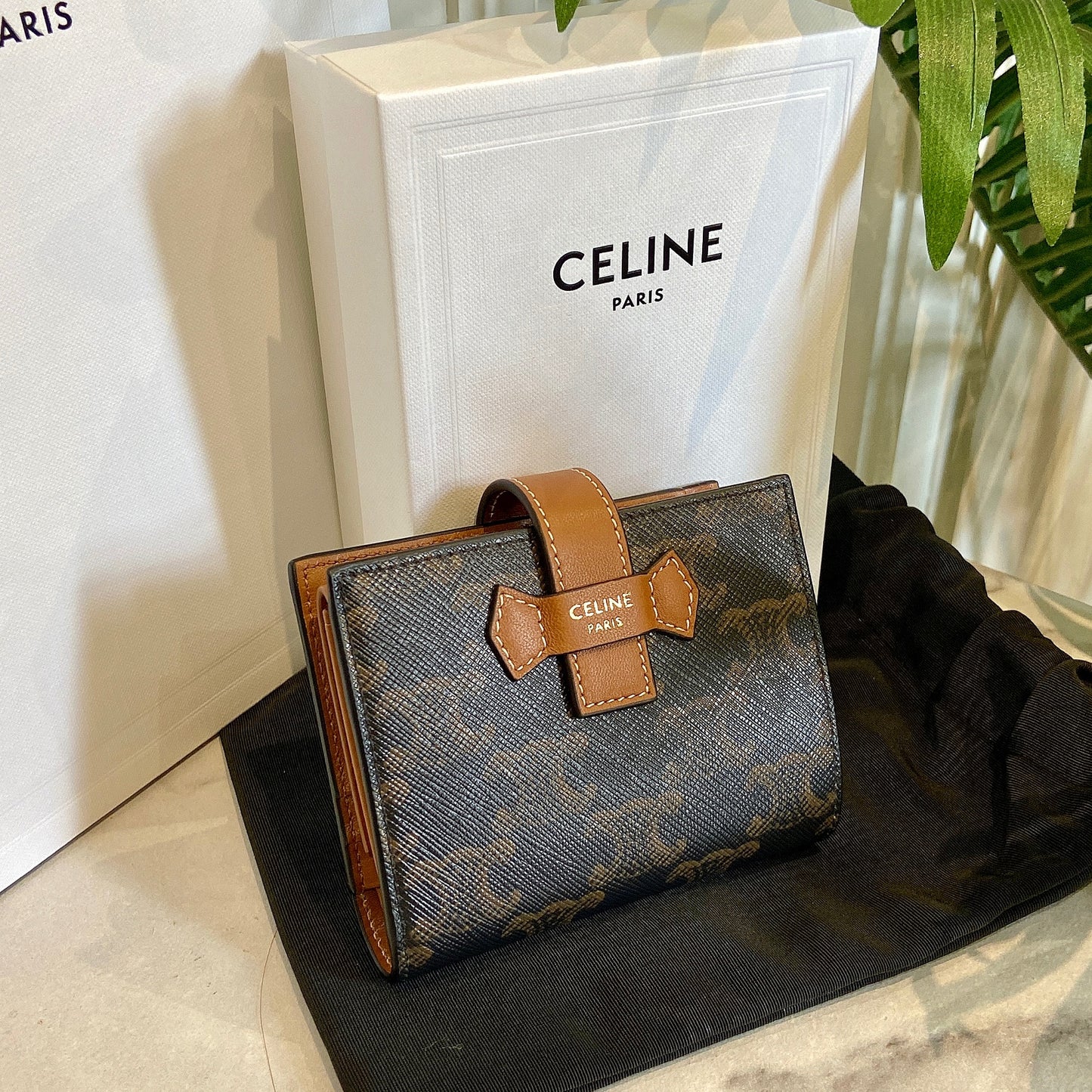 Celine Strap Triomphe M 老花羊皮飾帶皮夾/520E535 🉐19725🇪🇺