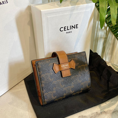 Celine Strap Triomphe M 老花羊皮飾帶皮夾/520E535 🉐19725🇪🇺