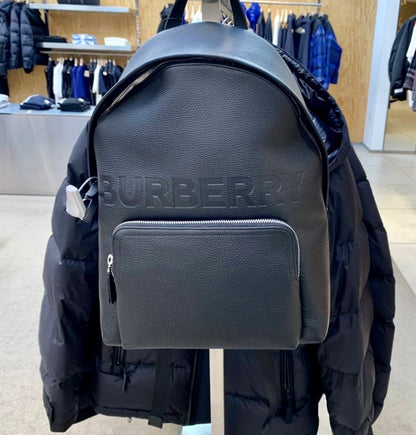 @Burberr Embossed Logo 男女款壓印牛皮後背包/P670 🔥下殺🉐31150