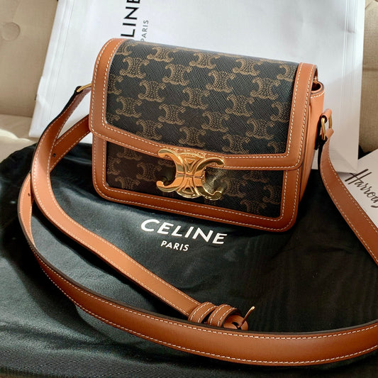 Celine▪️TRIOMPHE TEEN 老花翻蓋包/2950E3000 🉐106000🇪🇺