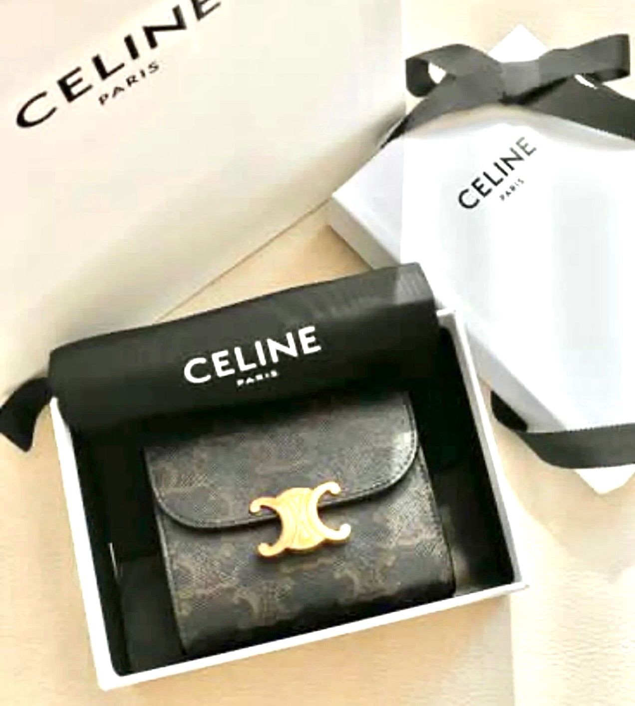 Celine▪️Flap Wallet Triomphe S 老花三折短夾/495E510 🉐18850🇪🇺