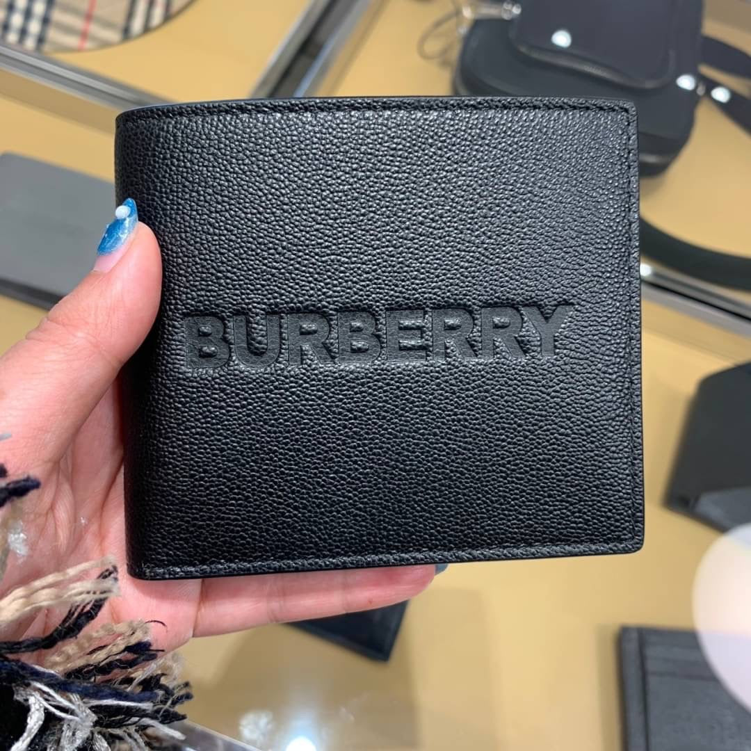 @Burberry▪️Embossed Logo 男女款壓印八卡雙開短夾/270P245 🔥下殺🉐12030