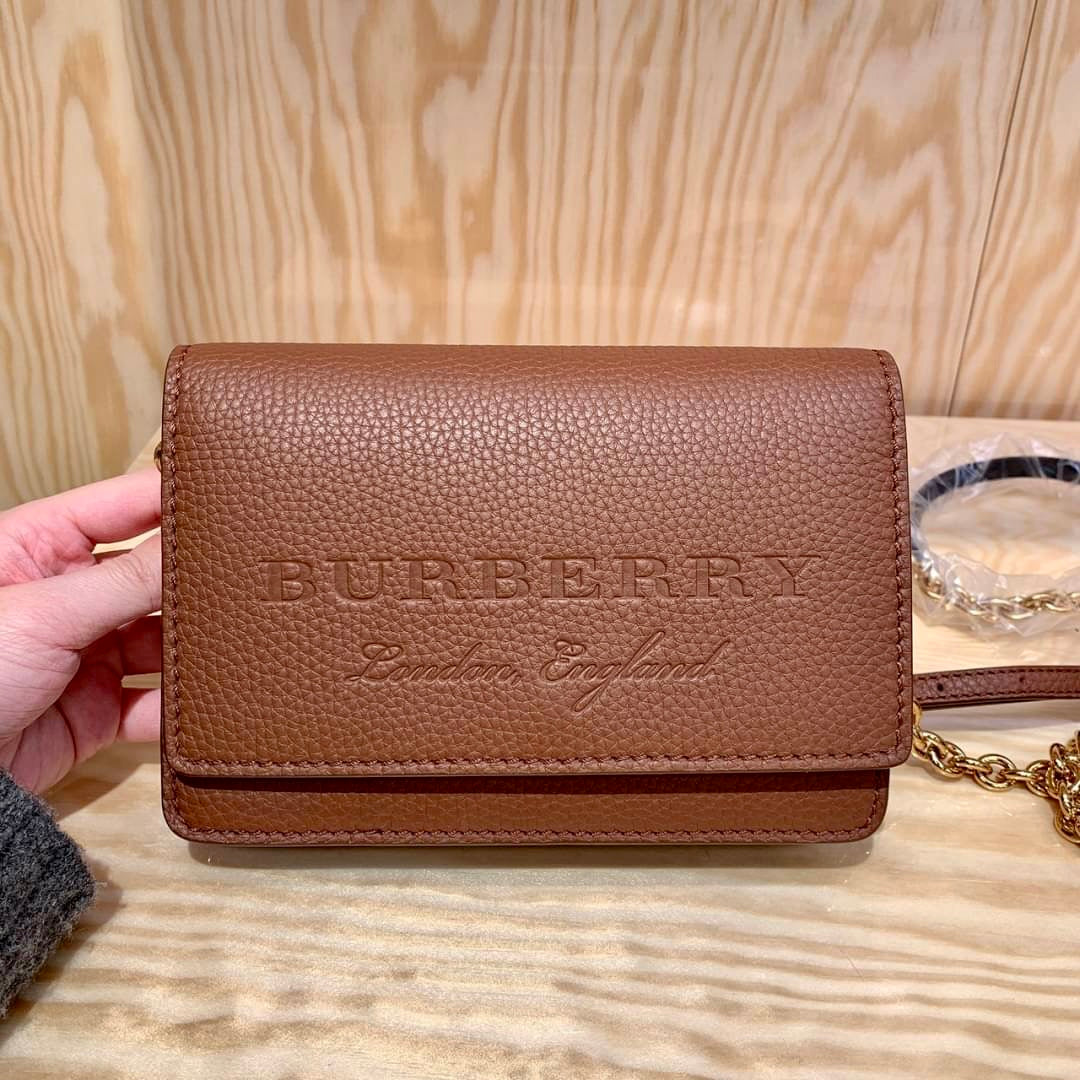 @Burberry Hampshire 壓印翻蓋側背包/P555 🔥折上七折🉐18480