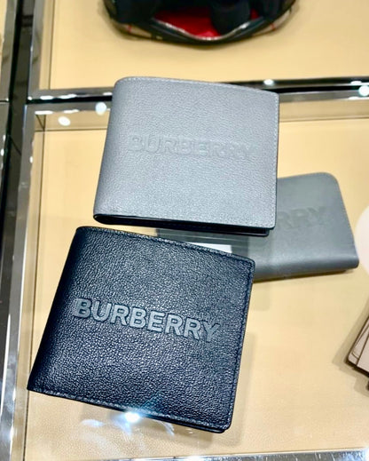 @Burberry▪️Embossed Logo 男女款壓印八卡雙開短夾/270P245 🔥下殺🉐12030