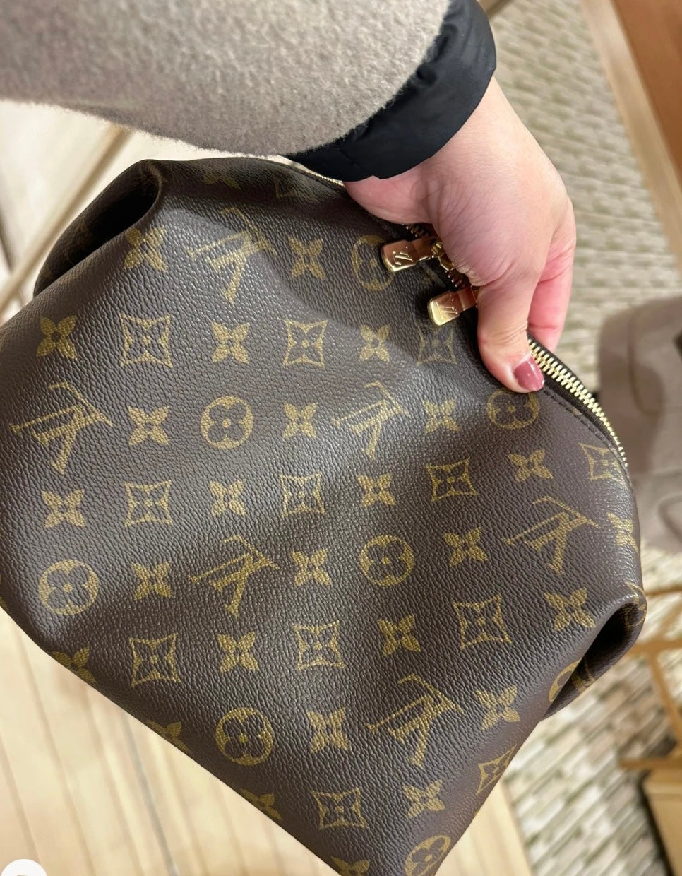 LV Cosmetic GM Pouch 大款化妆包/735 ✨🉐31870