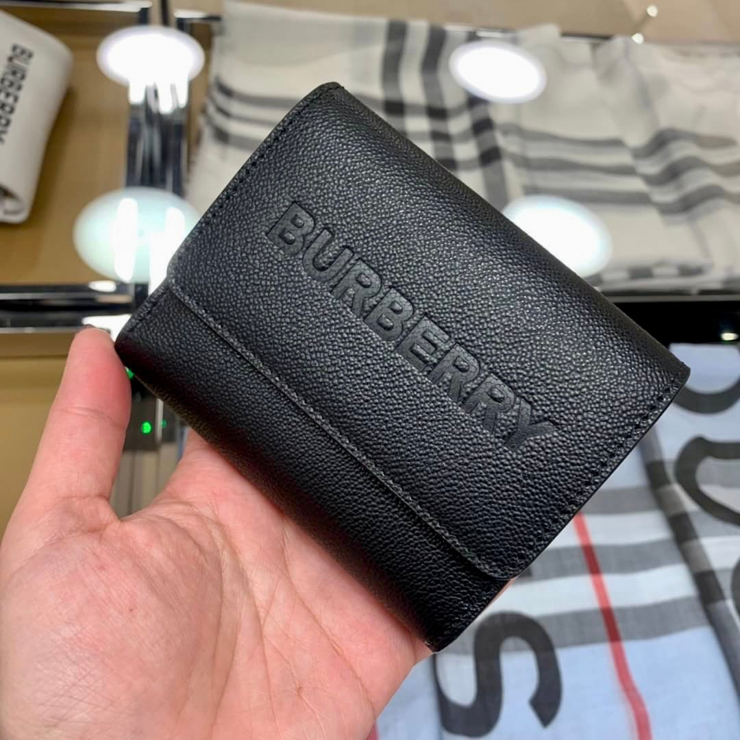 @Burberry Luna Embossed Logo 壓印雙開翻蓋短夾/400P280 🔥折上七折🉐9980